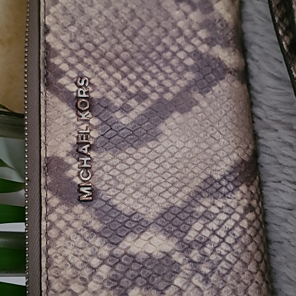 Michael Kors Leather Wallet ❤️ - Picture 2 of 10